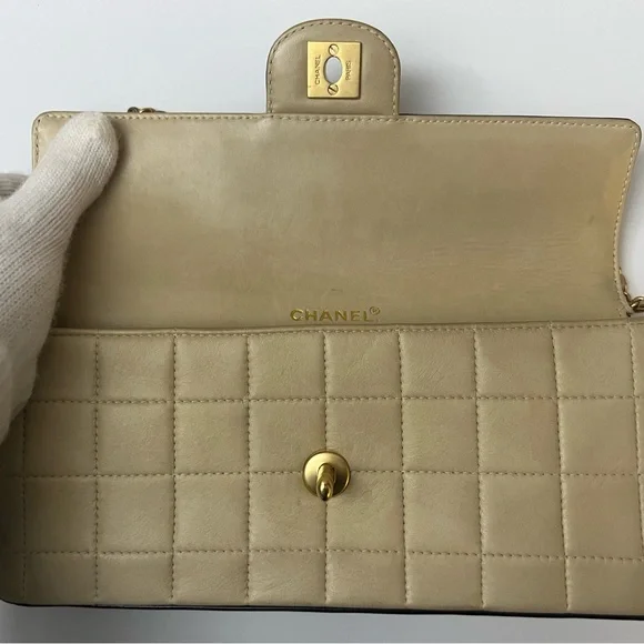 CHANEL Quilted Beige and Black Shoulder Bag - Picture 9 of 15